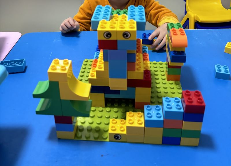 幼儿积木课上搭出的积木作品