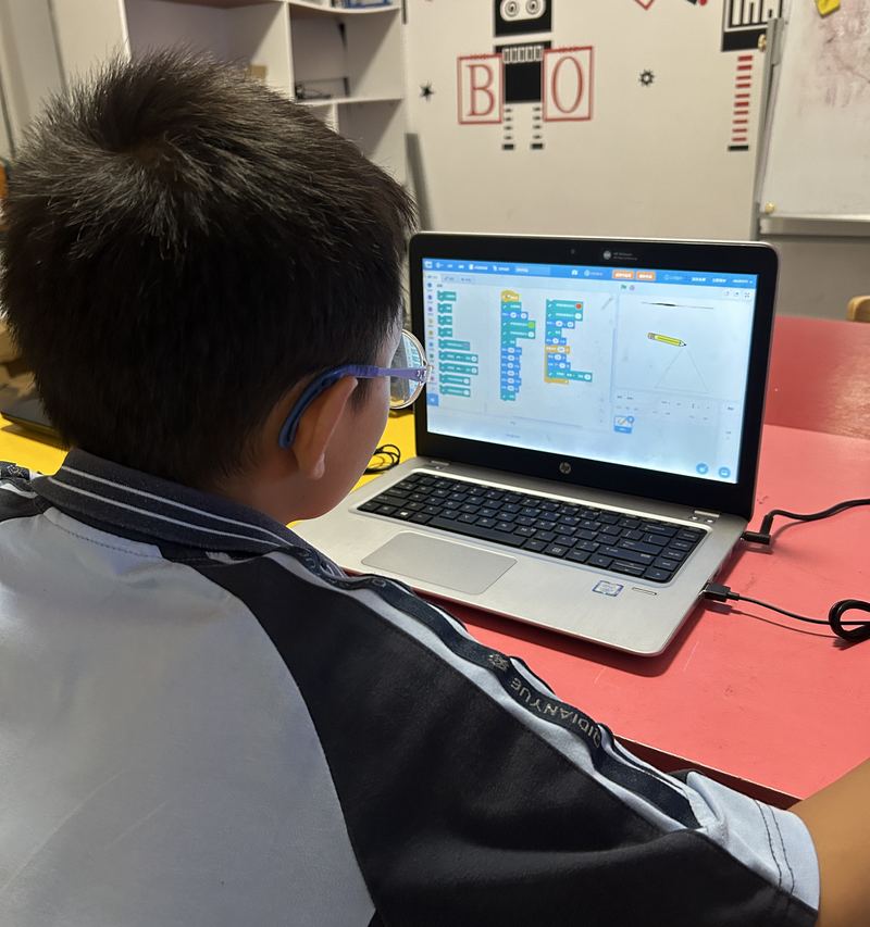 孩子在电脑上用图形化积木编程