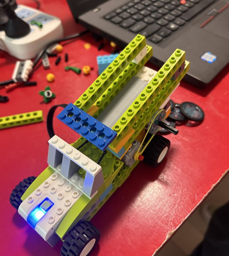 WeDo 课上搭建并编程的小车